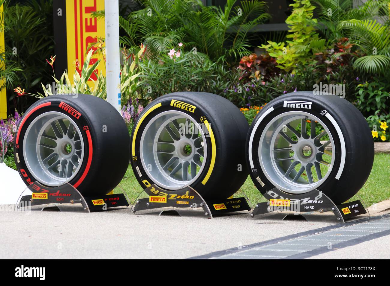 Singapour, Singapour, Singapour. 3 octobre 2025. Les composés de pneus de formule 1 Pirelli exposés lors du Grand Prix de formule 1 de Singapour 2025, manche 18 du Championnat du monde de formule 1 2025 de la FIA sur Marina Bay Street circuit, Singapour, le 3 octobre 2025. (Crédit image : © Wan Mikhail Roslan/ZUMA Press Wire) USAGE ÉDITORIAL SEULEMENT ! Non destiné à UN USAGE commercial ! Banque D'Images