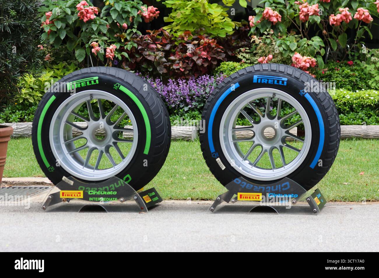 Singapour, Singapour, Singapour. 3 octobre 2025. Les composés de pneus de formule 1 Pirelli exposés lors du Grand Prix de formule 1 de Singapour 2025, manche 18 du Championnat du monde de formule 1 2025 de la FIA sur Marina Bay Street circuit, Singapour, le 3 octobre 2025. (Crédit image : © Wan Mikhail Roslan/ZUMA Press Wire) USAGE ÉDITORIAL SEULEMENT ! Non destiné à UN USAGE commercial ! Banque D'Images