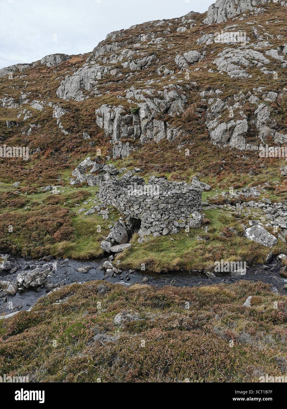 Alltanabradhan Mill, une ruine de l'ère Clearances dans les Highlands écossais près d'Achmelvich sur la NC500. Les murs de pierre et les vieilles meules sont encore éparpillés. - Image de stock capturée avec un smartphone