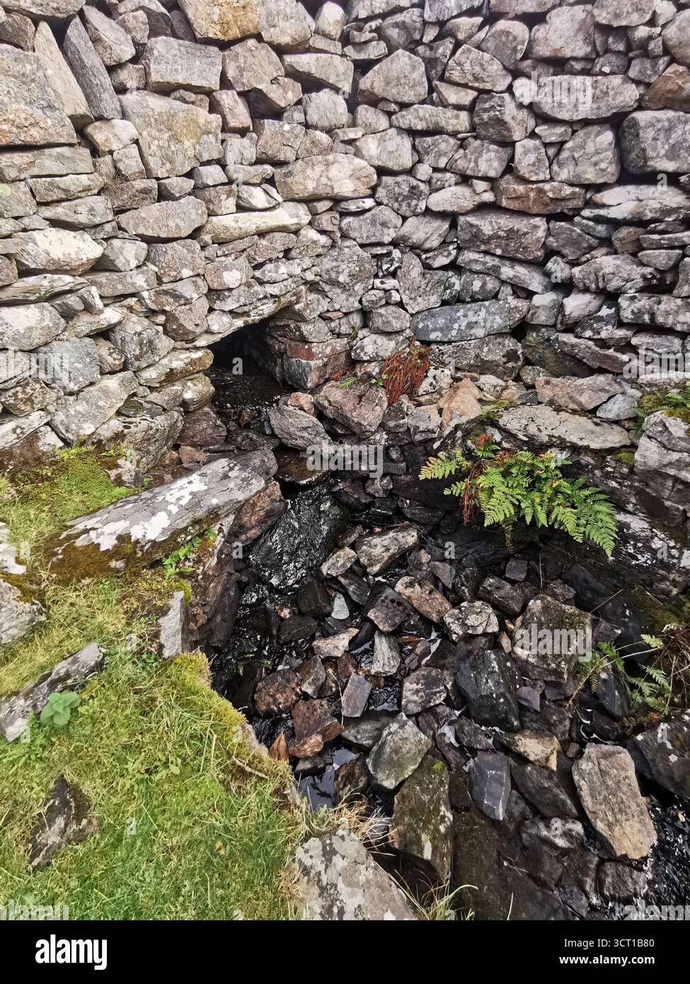 Alltanabradhan Mill, une ruine de l'ère Clearances dans les Highlands écossais près d'Achmelvich sur la NC500. Les murs de pierre et les vieilles meules sont encore éparpillés. - Image de stock capturée avec un smartphone