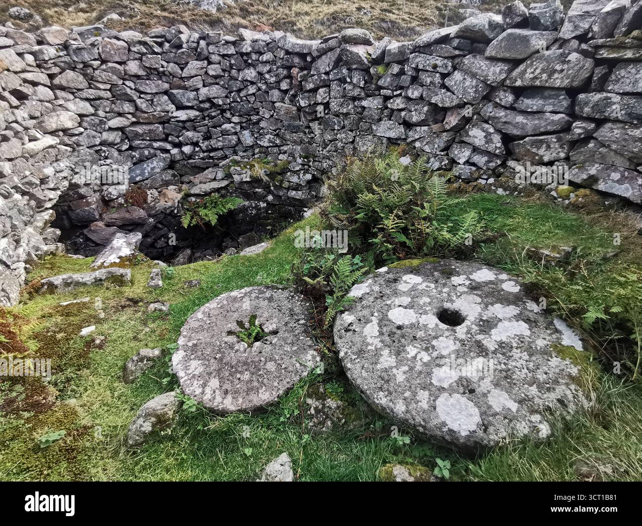 Alltanabradhan Mill, une ruine de l'ère Clearances dans les Highlands écossais près d'Achmelvich sur la NC500. Les murs de pierre et les vieilles meules sont encore éparpillés. - Image de stock capturée avec un smartphone