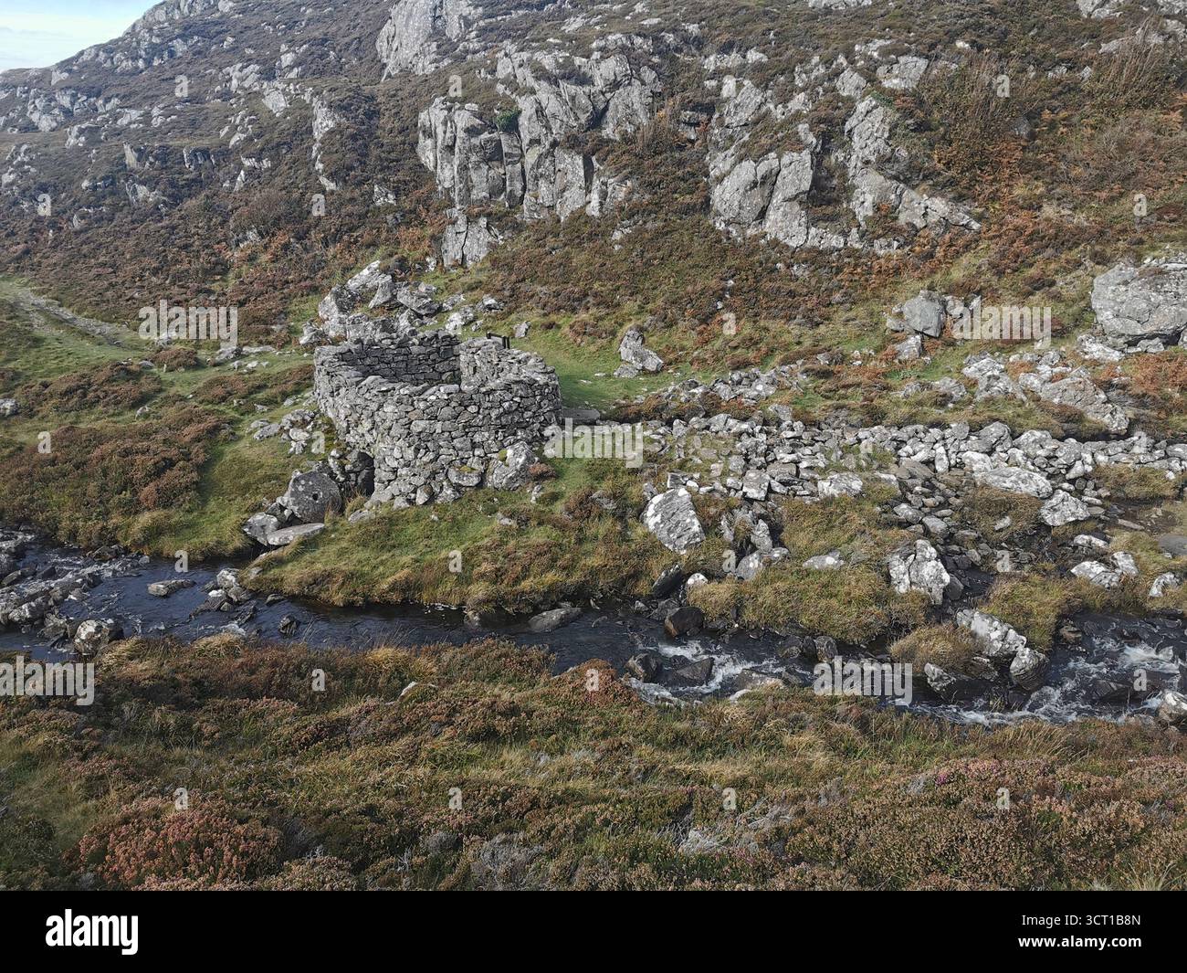 Alltanabradhan Mill, une ruine de l'ère Clearances dans les Highlands écossais près d'Achmelvich sur la NC500. Les murs de pierre et les vieilles meules sont encore éparpillés. - Image de stock capturée avec un smartphone
