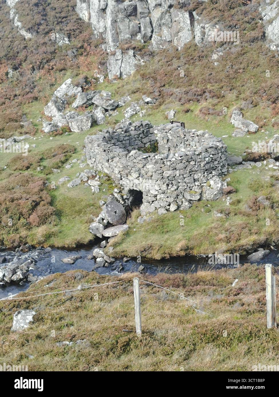 Alltanabradhan Mill, une ruine de l'ère Clearances dans les Highlands écossais près d'Achmelvich sur la NC500. Les murs de pierre et les vieilles meules sont encore éparpillés. - Image de stock capturée avec un smartphone