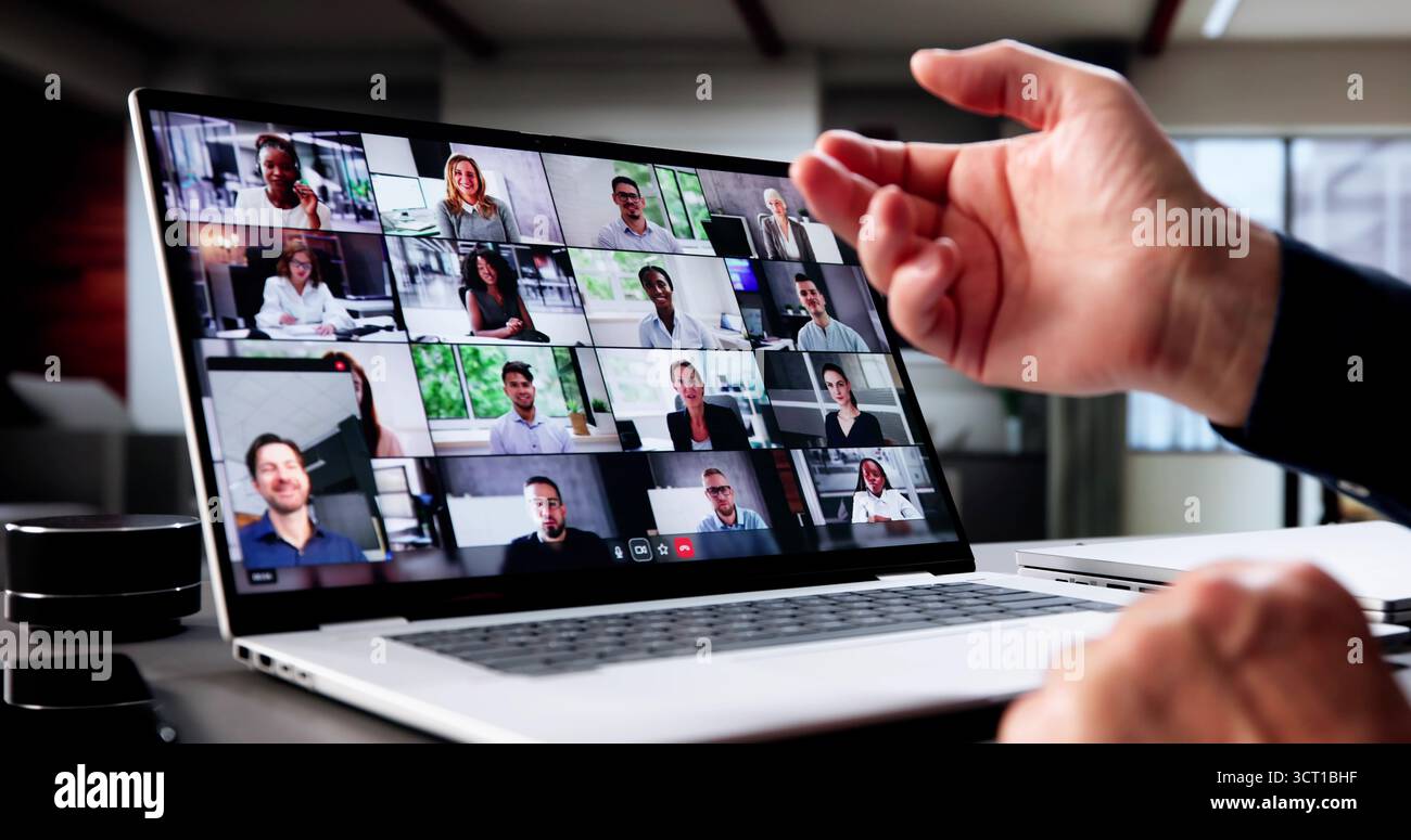 Responsable de la gestion d'une réunion webinaire d'entreprise à l'aide d'un ordinateur portable Online Business Banque D'Images