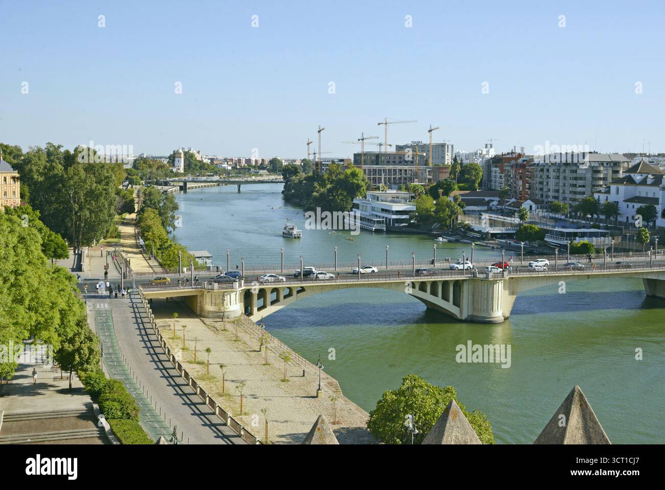 Canal d'Alphonse XIII comme il traverse la ville de Séville, Andalousie, Espagne Banque D'Images