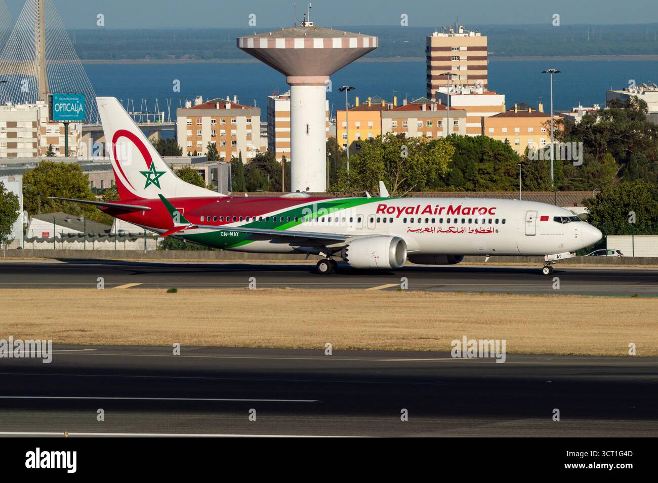 Avión de Línea Boeing 737 8MAX de la aerolínea marroquí Royal Air Maroc en el aeropuerto de Lisboa con matrícula CN-MAY Banque D'Images