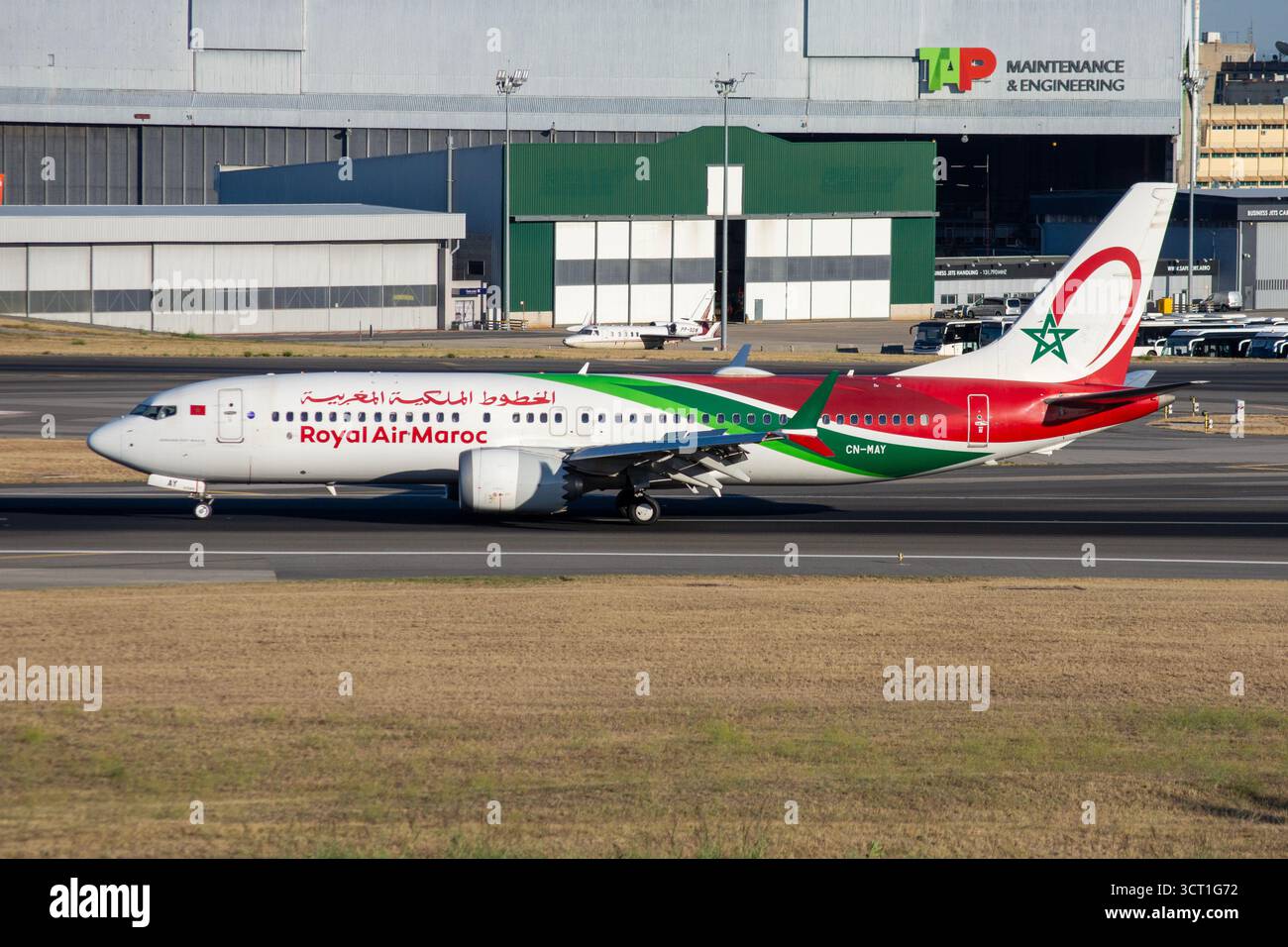 Avión de Línea Boeing 737 8MAX de la aerolínea marroquí Royal Air Maroc en el aeropuerto de Lisboa con matrícula CN-MAY Banque D'Images
