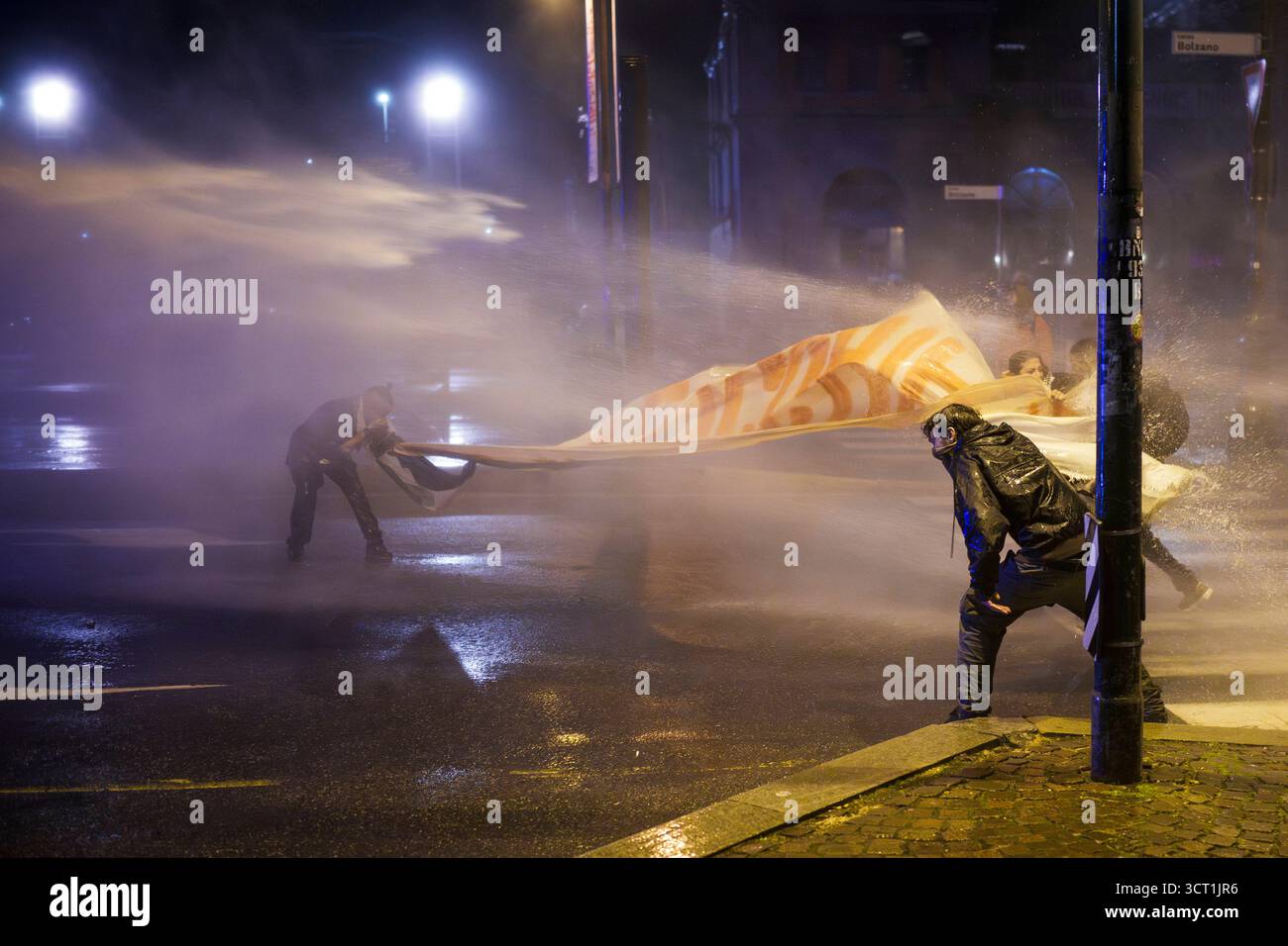 Grève générale la police palestinienne utilise des canons à eau pour disperser les manifestants lors d'une manifestation faisant partie d'une grève générale. La grève générale a été appelée en solidarité avec le peuple palestinien et pour protester contre l'interception de la flottille mondiale de Sumud par l'armée israélienne. Turin Italie Copyright : xNicolòxCampox Banque D'Images