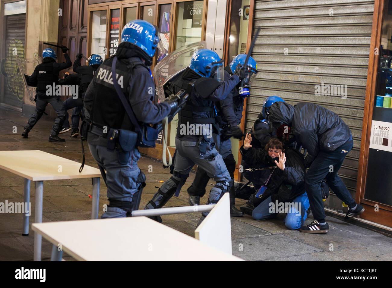 Grève générale Palestine la police affronte des manifestants lors d'une manifestation faisant partie d'une grève générale. La grève générale a été appelée en solidarité avec le peuple palestinien et pour protester contre l'interception de la flottille mondiale de Sumud par l'armée israélienne. Turin Italie Copyright : xNicolòxCampox Banque D'Images