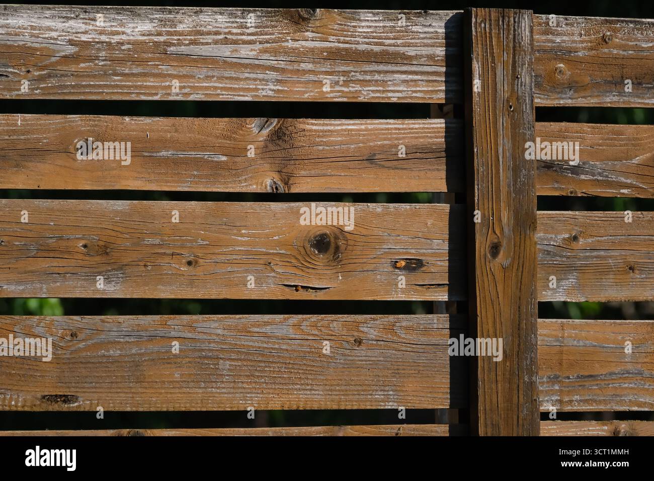 Panneaux de clôture en bois rustique dans un fond extérieur avec des planches altérées Banque D'Images