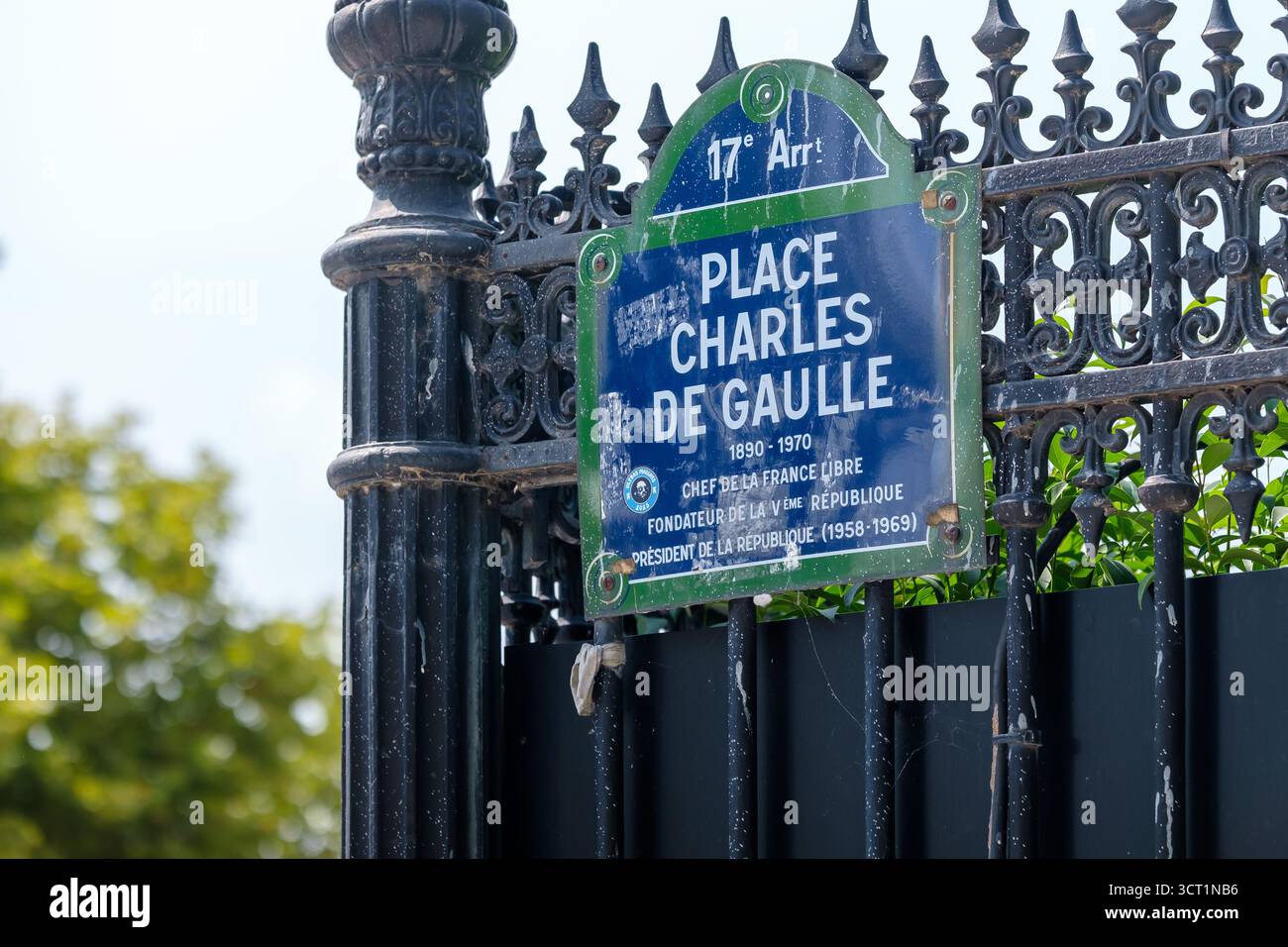 Paris, France - 9 août 2025 : vue d'un panneau de rue de la place Charles de Gaulle à Paris France Banque D'Images