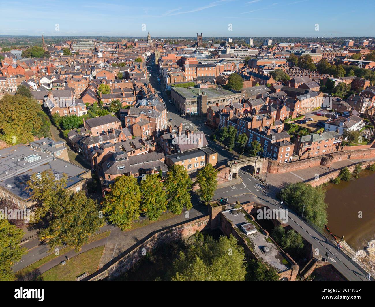 Vue aérienne des remparts de la ville de Chester avec approche Eastgate, toits historiques et arbres d'automne. Banque D'Images