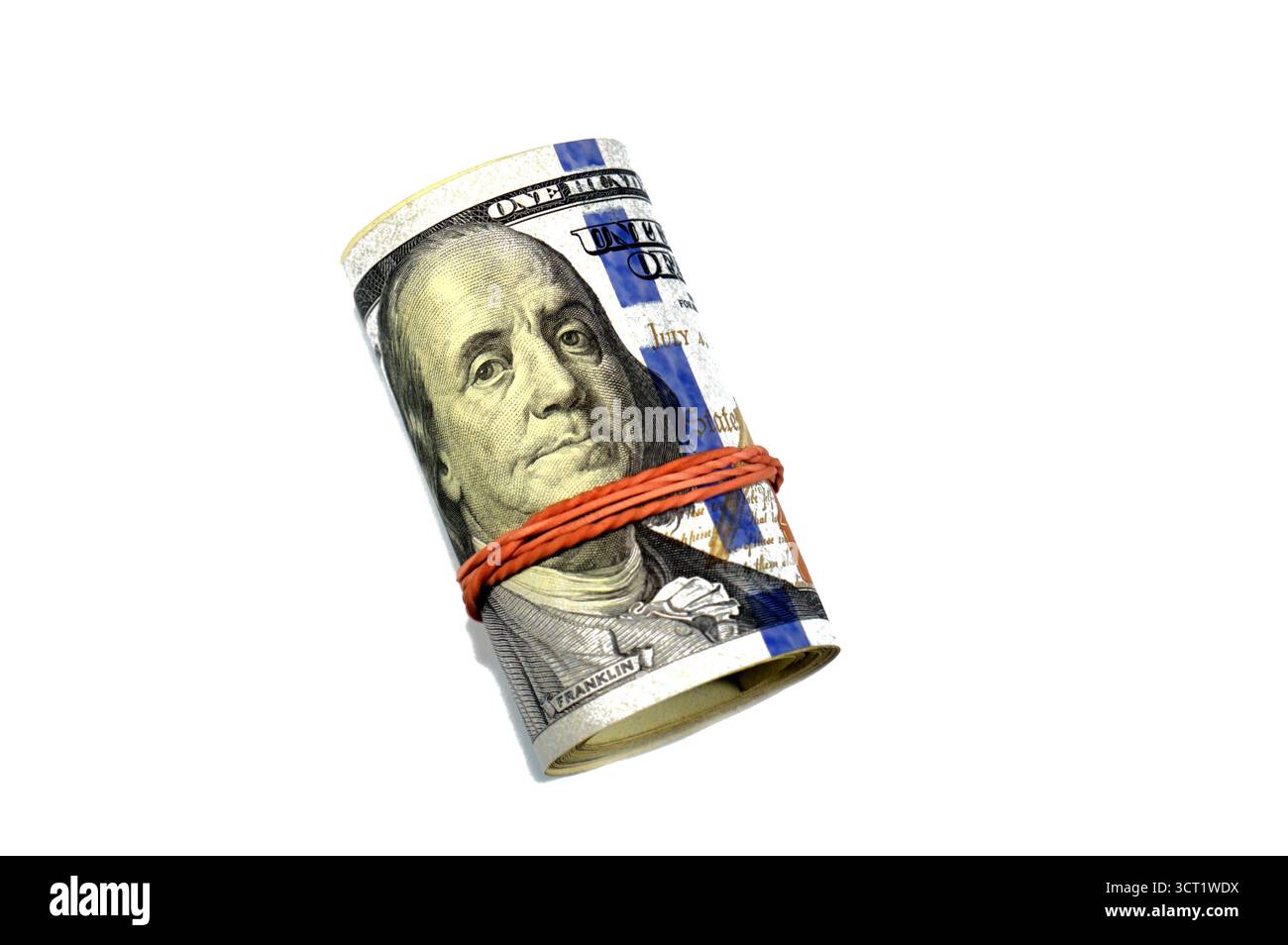 100 USD cent dollars américains billets de banque en espèces billets d'argent enroulés avec un élastique, met en vedette Benjamin Franklin et The Independence Hall, AM Banque D'Images