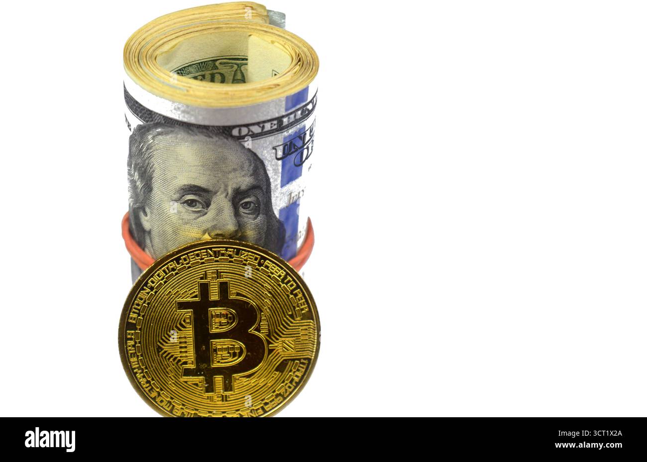 Bitcoin BTC pièce d'or physique et 100 USD cent dollars américains billets de banque billets d'argent en espèces enroulés avec un élastique, met en vedette Benjamin F. Banque D'Images