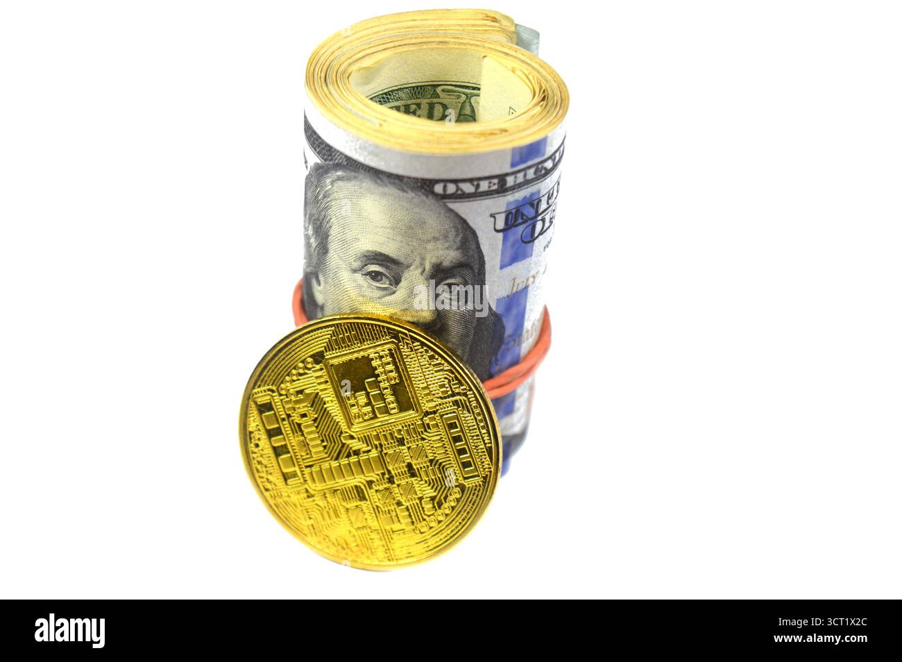 Bitcoin BTC pièce d'or physique et 100 USD cent dollars américains billets de banque billets d'argent en espèces enroulés avec un élastique, met en vedette Benjamin F. Banque D'Images