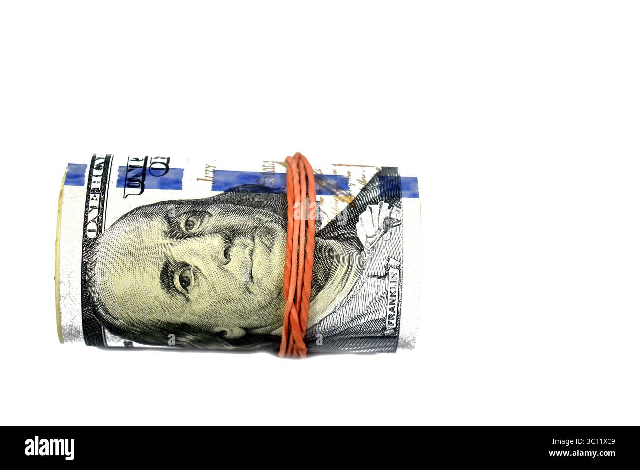 100 USD cent dollars américains billets de banque en espèces billets d'argent enroulés avec un élastique, met en vedette Benjamin Franklin et The Independence Hall, AM Banque D'Images