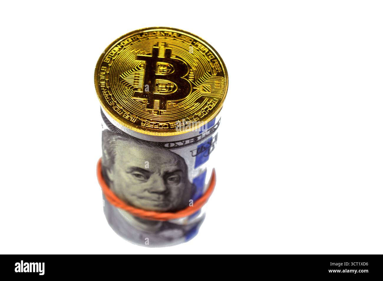 Bitcoin BTC pièce d'or physique et 100 USD cent dollars américains billets de banque billets d'argent en espèces enroulés avec un élastique, met en vedette Benjamin F. Banque D'Images