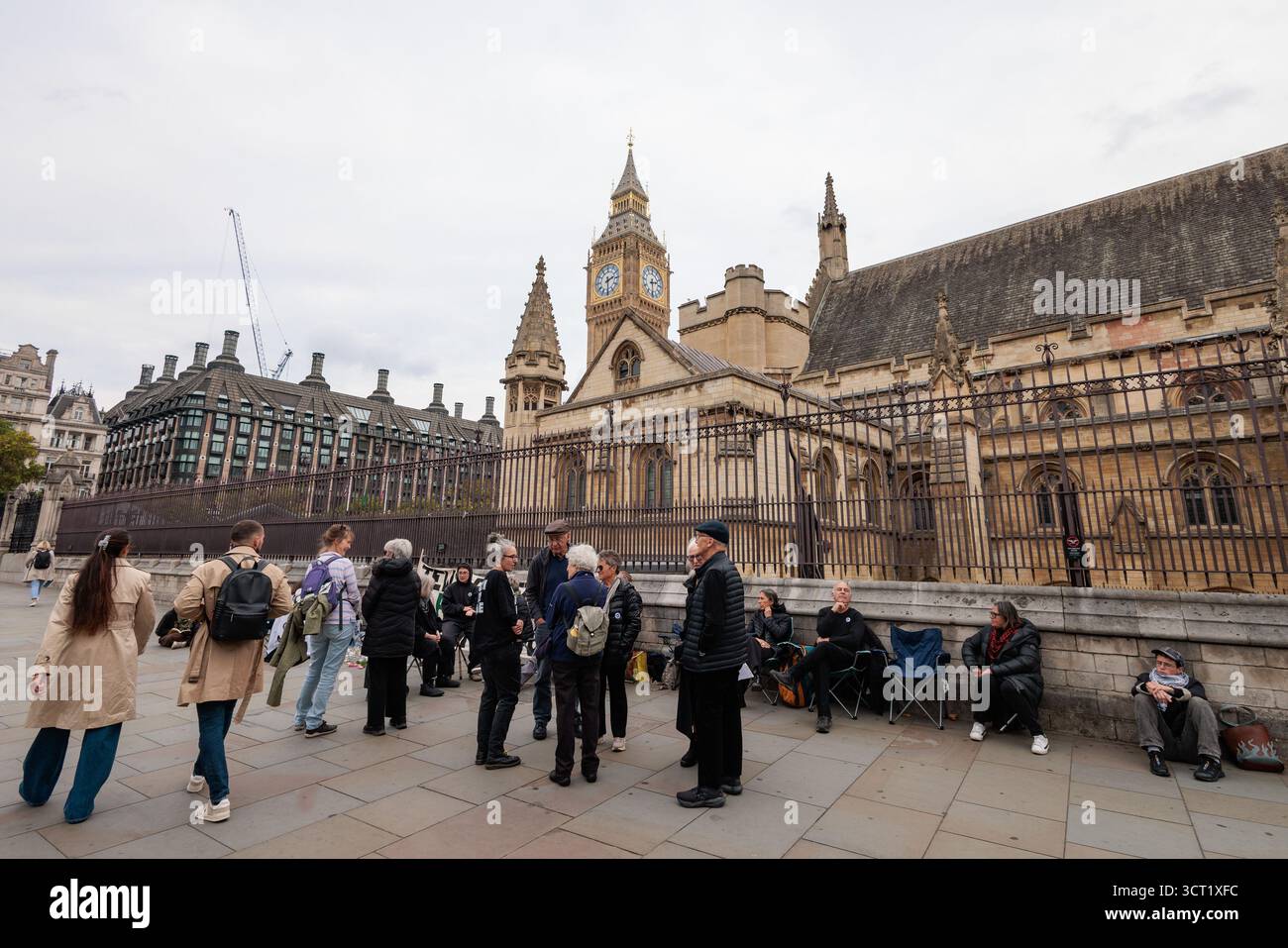 Londres, Royaume-Uni. 2 octobre 2025. Les pacificateurs juifs et l'action antisioniste juive marquent Yom Kippour, le jour le plus Saint du calendrier juif, en participant à un jeûne de 25 heures devant le Parlement pour protester contre le refus des dirigeants de la communauté juive britannique de condamner le génocide en cours d'Israël à Gaza et leur opposition aux appels à des sanctions et à un embargo sur les armes contre Israël. Les Peaceniks juifs et l’action anti-sioniste juive exigent que les dirigeants juifs amplifient la voix des juifs anti-sionistes appelant à la cessation immédiate du génocide de IsraelÕs à Gaza et au gouvernement britannique d’imposer un immé Banque D'Images