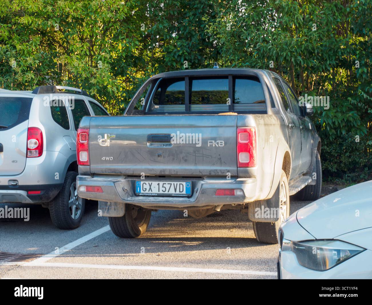 Canneto sul Oglio, Italie 22 septembre 2025 Urban asphalt est la place de stationnement pour un DR PK8 4X4 moderne, un pick-up gris foncé avec un permis italien pl Banque D'Images
