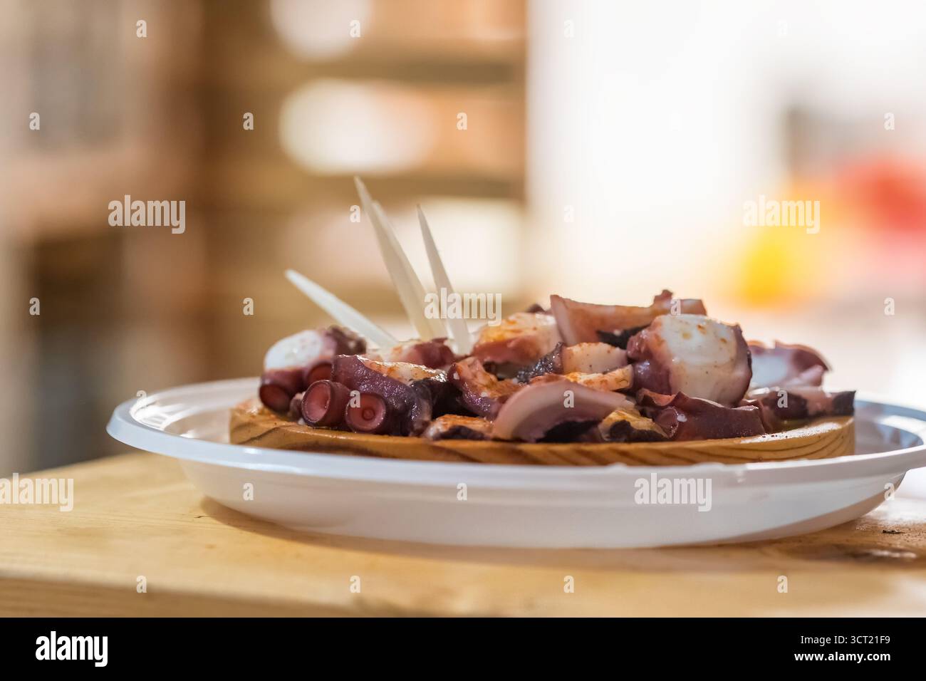 Polbo a feira, un plat traditionnel galicien de poulpe, dans le restaurant Banque D'Images