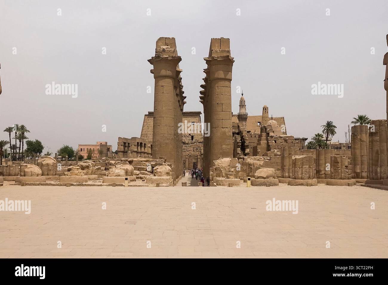 Les bâtiments et les colonnes de mégalithes de l'Égypte ancienne. Les ruines antiques d'édifices égyptiens Banque D'Images