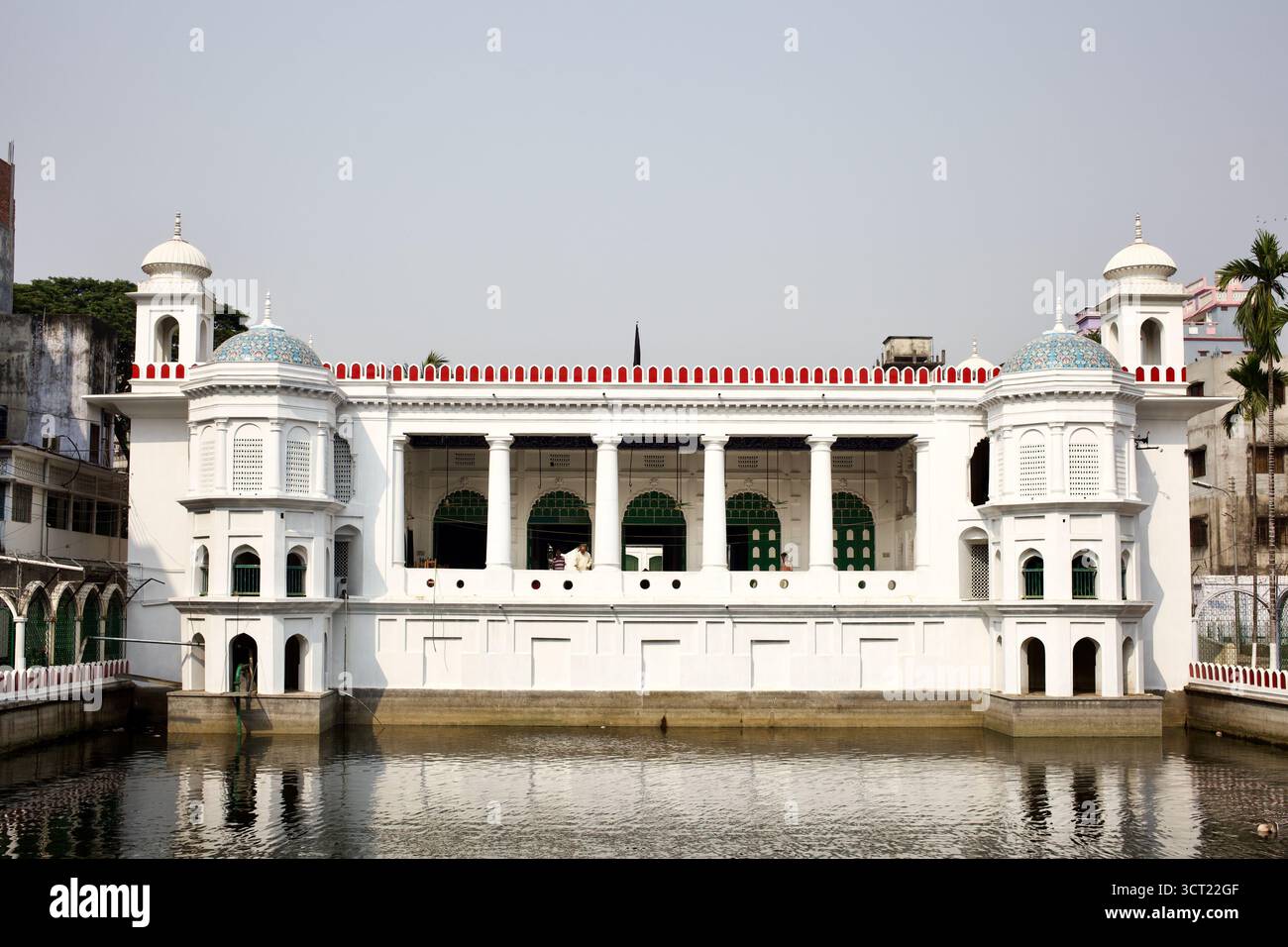 Hussaini Dalan à Dhaka, Bangladesh, un Imambara chiite historique construit au 17ème siècle, reflétant l'architecture moghole et le patrimoine religieux. Banque D'Images
