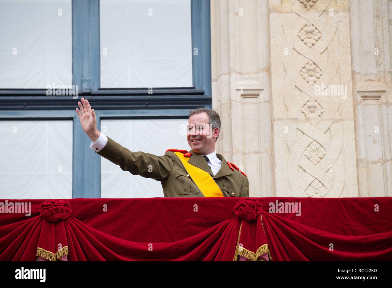Guillaume, Grand-Duc de Luxembourg sur le balcon du Palais grand-ducal, Henri abdique le trône, célébration de son accession au trône I Banque D'Images