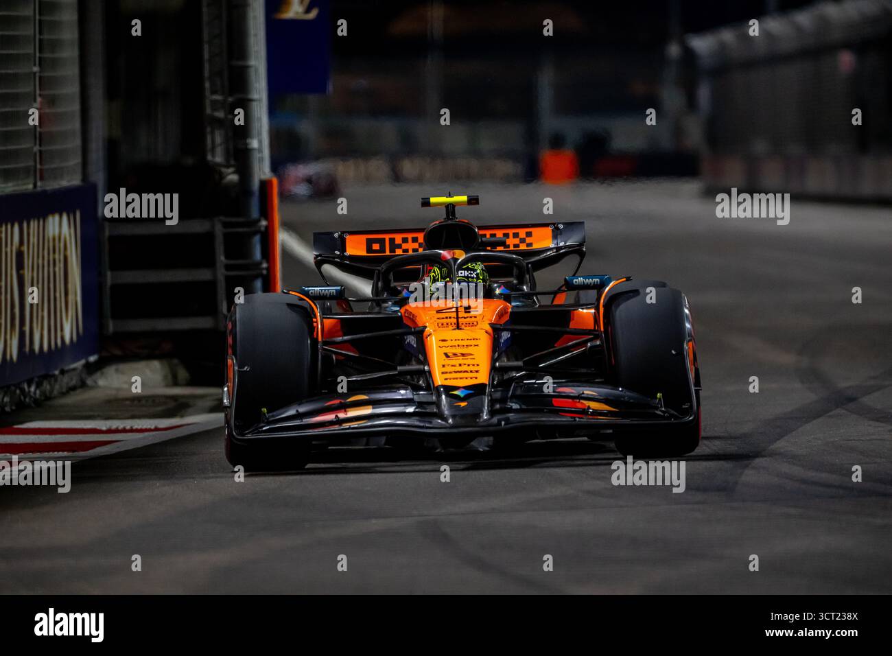 MARINA BAY STREET CIRCUIT, SINGAPOUR - 03 OCTOBRE : Lando Norris, McLaren F1 MCL39 du Royaume-Uni pendant le Grand Prix de Singapour au Marina Bay Street circuit le vendredi 03 octobre 2025 à Marina Bay, Singapour (photo de Michael Potts/BSR Agency) crédit : BSR Agency/Alamy Live News Banque D'Images