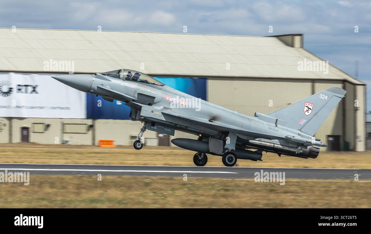 Royal Air Force - BAE Systems Typhoon FGR.4, décollant de la RAF Fairford pour se produire au Royal International Air Tattoo 2025. Banque D'Images