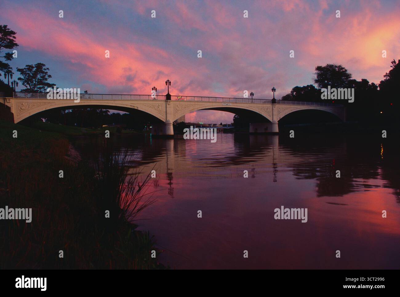 Australie. Victoria. Melbourne. Rivière Yarra. Morrell Bridge au coucher du soleil. Banque D'Images
