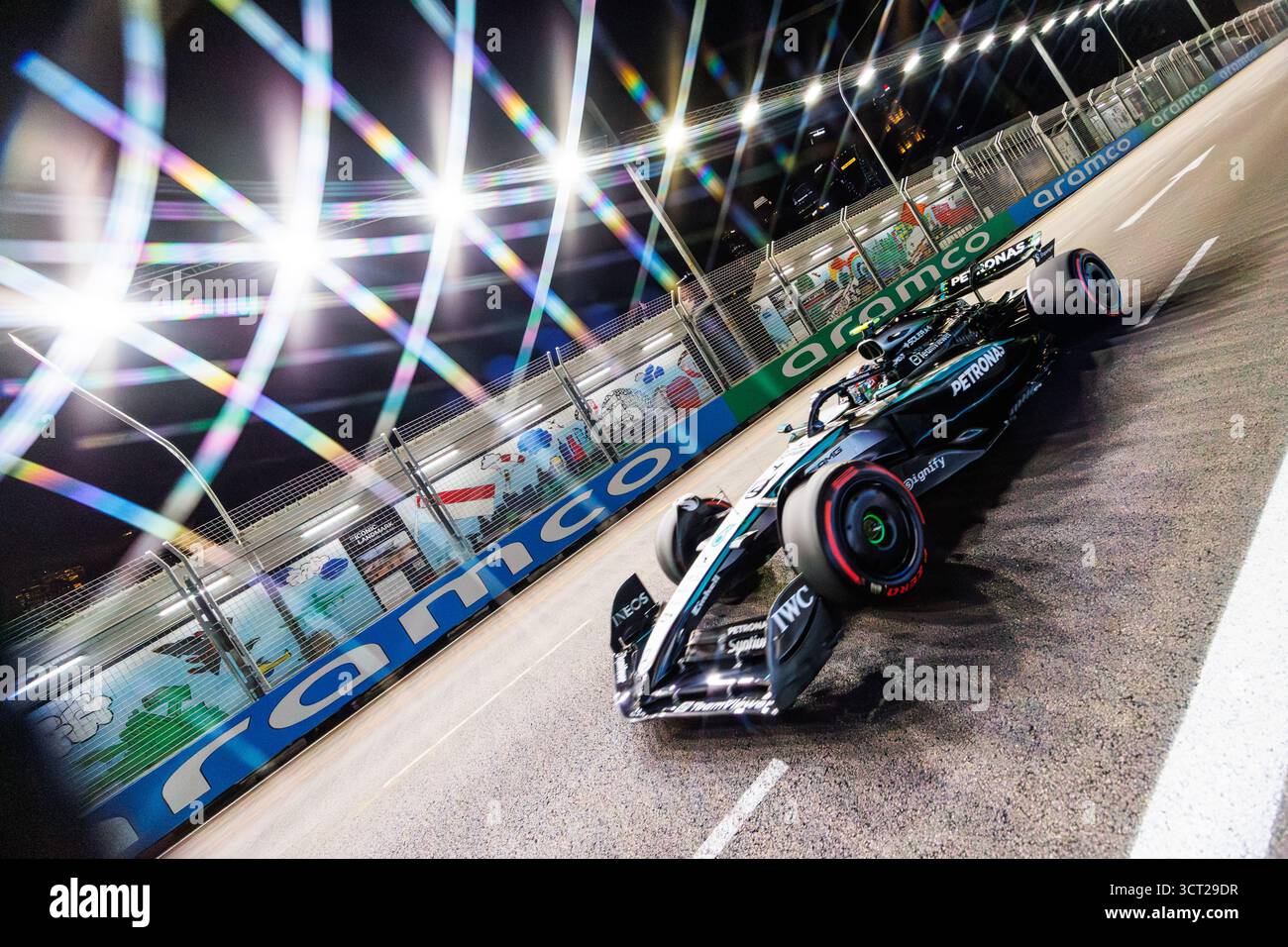Singapour, Singapour. 03 Oct, 2025. Andrea Kimi Antonelli, Italien, pilote la Mercedes-AMG PETRONAS Formula One Team W16 lors de la deuxième séance d'essais avant le Grand Prix de F1 de Singapour sur le circuit de Marina Bay Street. (Photo de George Hitchens/SOPA images/SIPA USA) crédit : SIPA US/Alamy Live News Banque D'Images