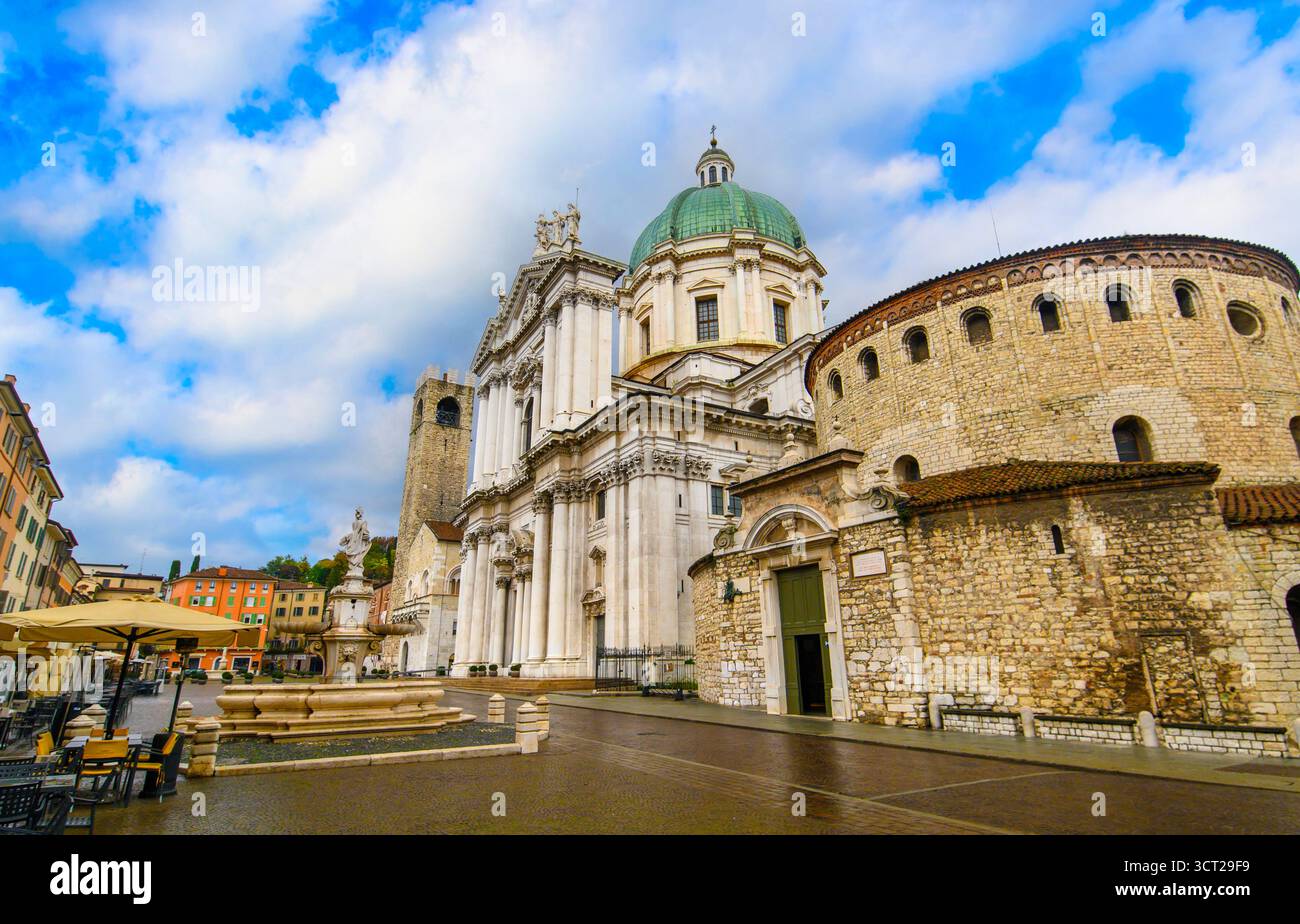 Brescia, Italie. Cathédrale Santa Maria Assunta ou Duomo Nuovo et Duomo Vecchio la Rotonda sur la Piazza Paolo VI avec Torre del pegol Banque D'Images