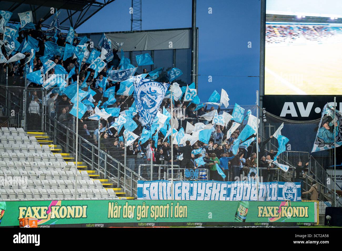 Odense, Danemark. 03 Oct, 2025. Les fans de football de Sonderjyske vus sur les gradins dans la section à l'extérieur lors du match de 3F Superliga entre Odense BK et Sonderjyske au nature Energy Park à Odense. Crédit : Gonzales photo/Alamy Live News Banque D'Images