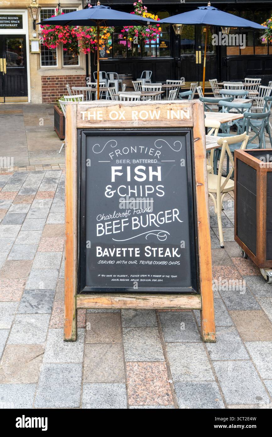 Tableau de craie de pub faisant la publicité de burgers de bœuf et de steaks de poisson et frites Banque D'Images