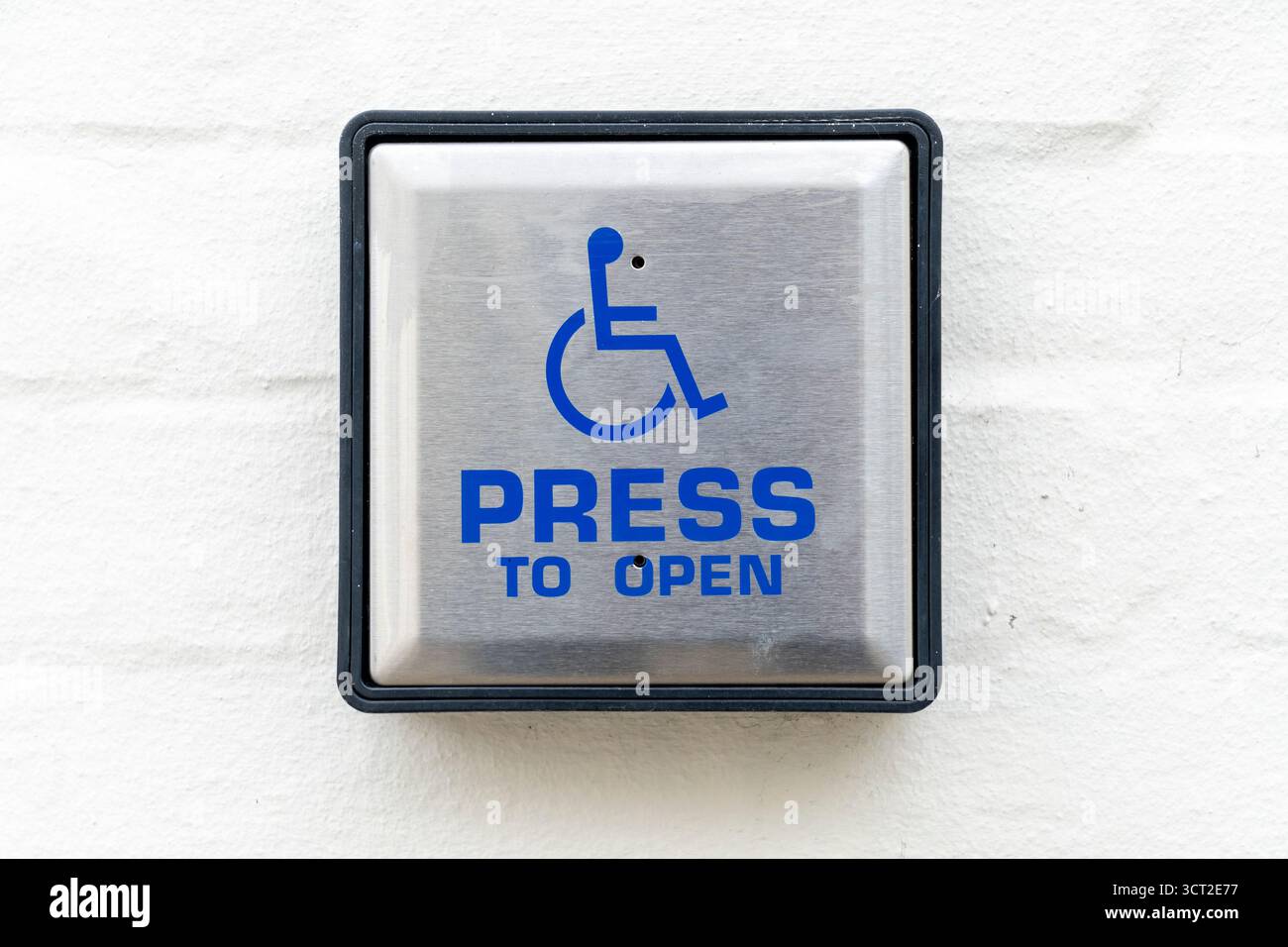 Appuyez pour ouvrir le bouton pour accéder aux personnes handicapées à un bâtiment Banque D'Images