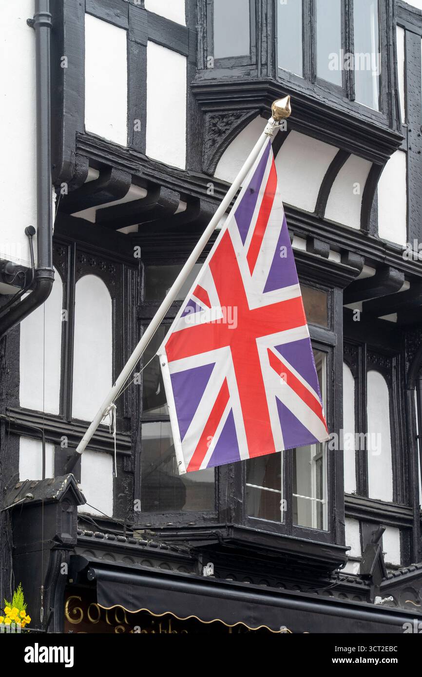 Drapeau britannique de l'Union Jack contre un bâtiment de style Tudor Banque D'Images