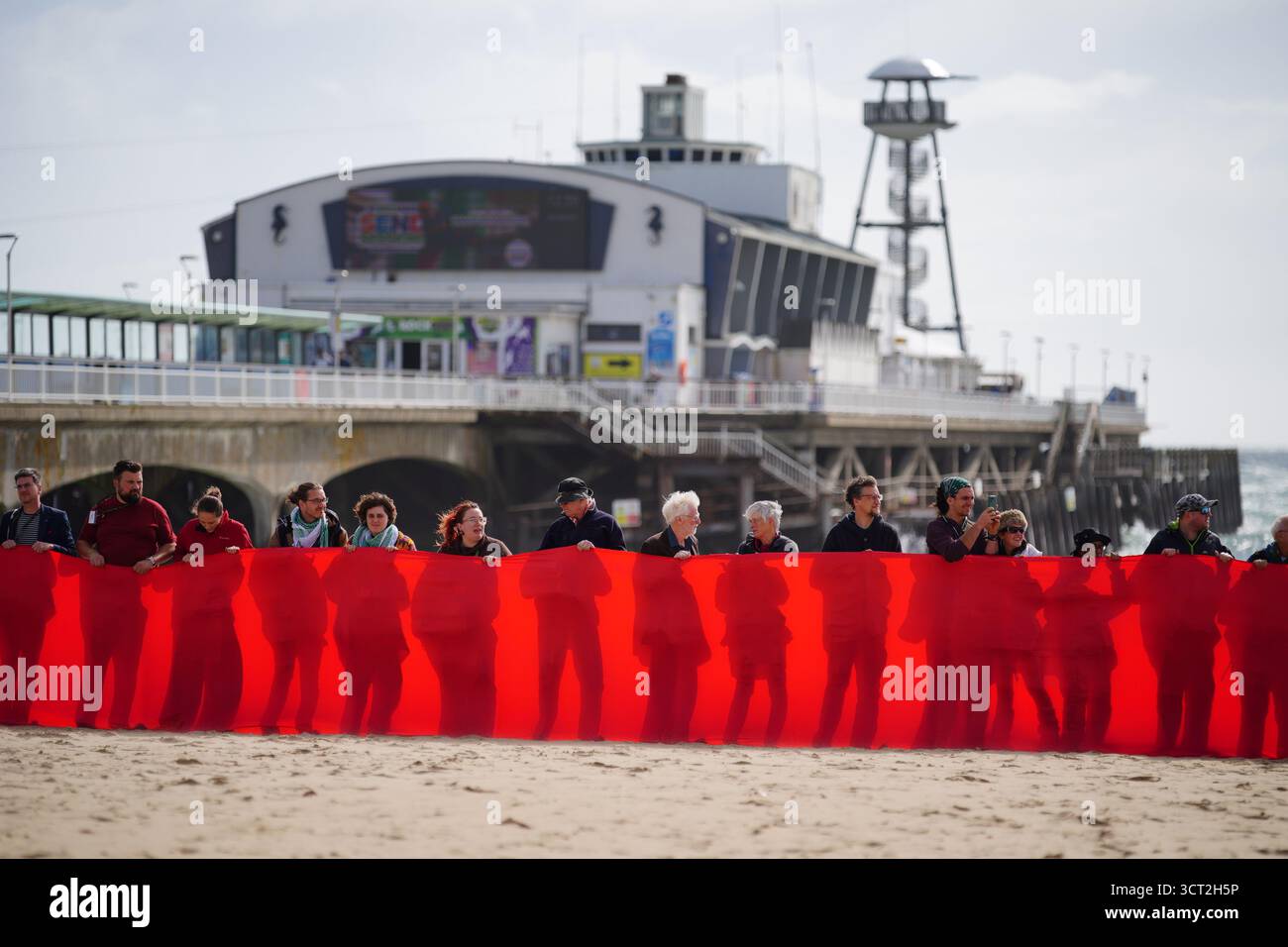 Les gens prennent part à une manifestation de la ligne rouge pour Gaza sur la plage de Bournemouth. Date de la photo : samedi 4 octobre 2025. Banque D'Images Les gens prennent part à une manifestation de la ligne rouge pour Gaza sur la plage de Bournemouth. Date de la photo : samedi 4 octobre 2025. Banque D'Images