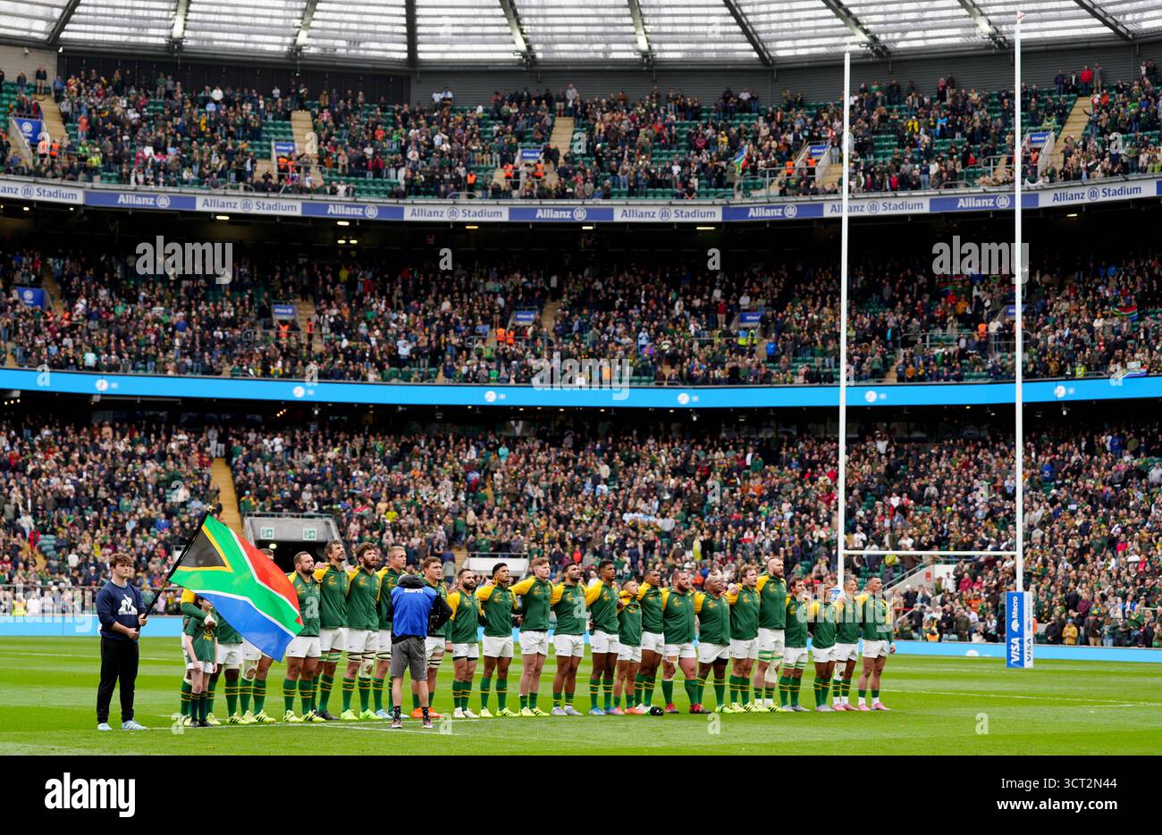 Les joueurs sud-africains lors de l'hymne national avant le match de rugby au stade Allianz de Londres. Date de la photo : samedi 4 octobre 2025. Banque D'Images