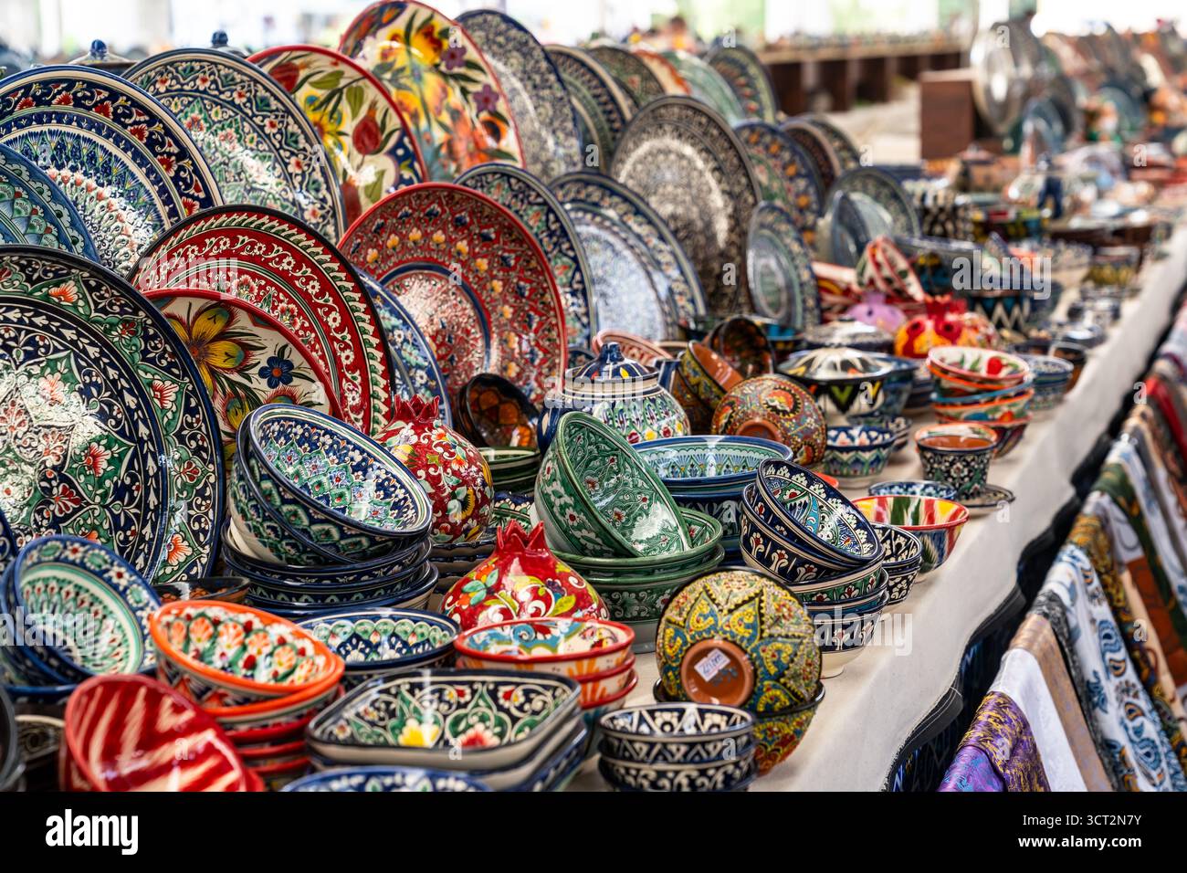 Samarcande, Ouzbékistan-13 août 2023 : vases et céramiques décorées exposés au bazar Siyob à Samarcande par une journée ensoleillée Banque D'Images