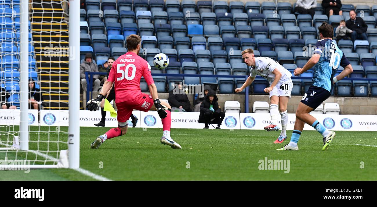 Davis Keillor-Dunn de Barnsley marque son deuxième but du match entre Wycombe Wanderers et Barnsley au Adams Park Stadium, Wycombe, Royaume-Uni, le 4 octobre 2025. (Photo : Andrew Roe/AHPIX LTD)crédit : AHPIX/Alamy Live News Banque D'Images