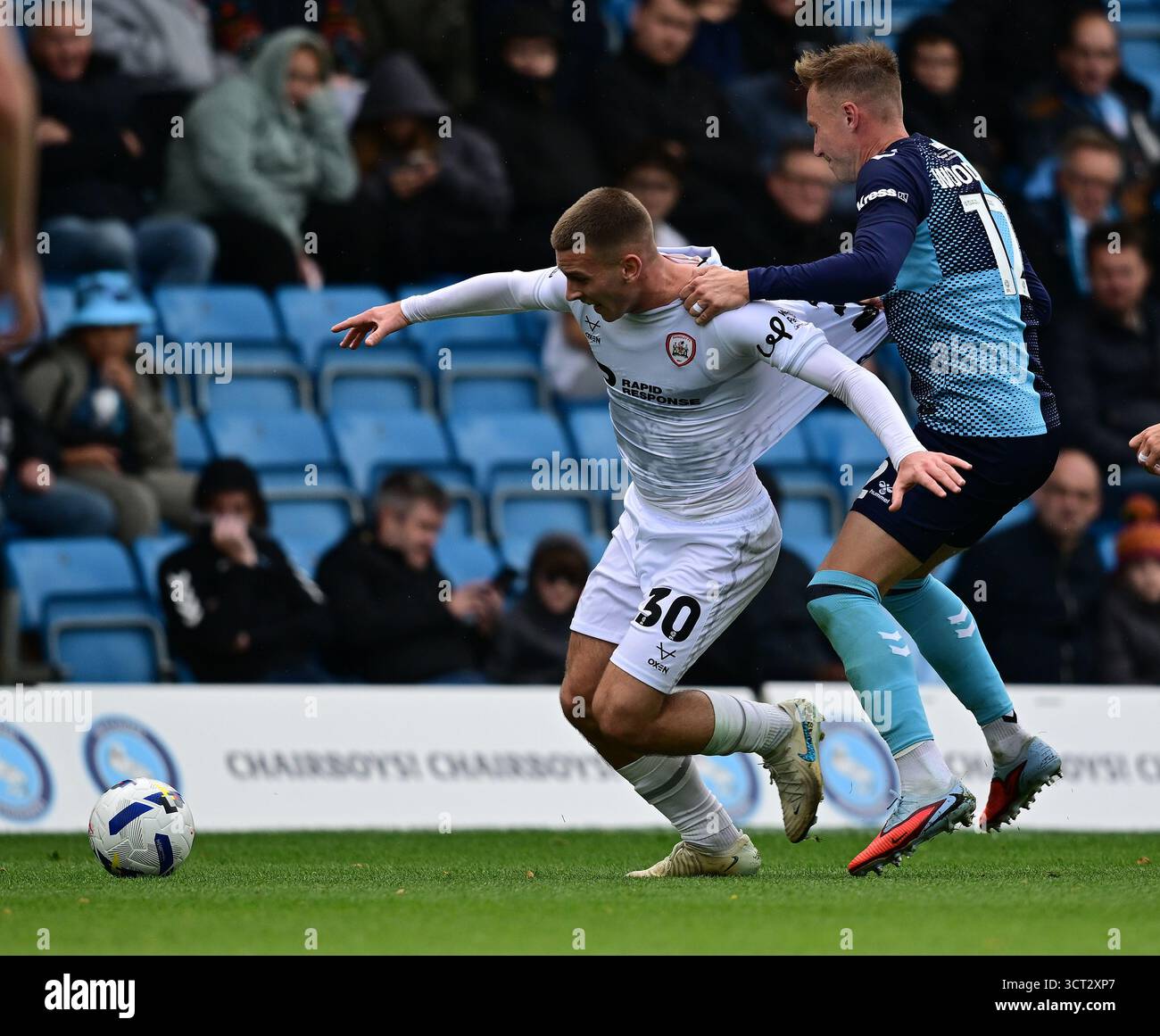 Jonathan Bland de Barnsley se bat pour le ballon contre Cauley Woodrow de Wycombe Wanderers dans le match entre Wycombe Wanderers et Barnsley au Adams Park Stadium, Wycombe, Royaume-Uni le 4 octobre 2025. (Photo : Andrew Roe/AHPIX LTD)crédit : AHPIX/Alamy Live News Banque D'Images