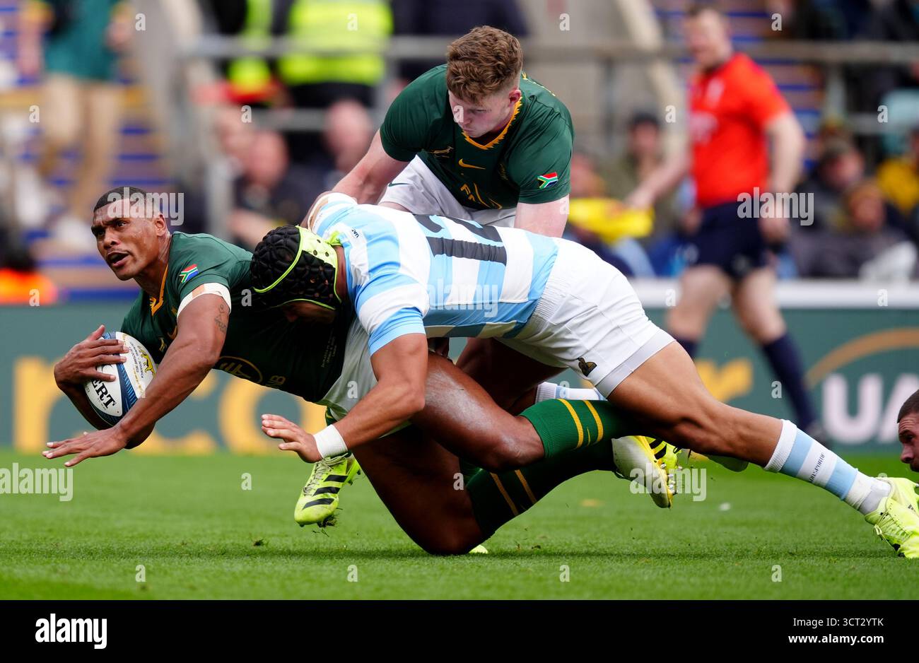 Damian Willemse (à gauche) est attaqué par l'argentin Santiago Chocobares lors du match du championnat de rugby à l'Allianz Stadium de Londres. Date de la photo : samedi 4 octobre 2025. Banque D'Images