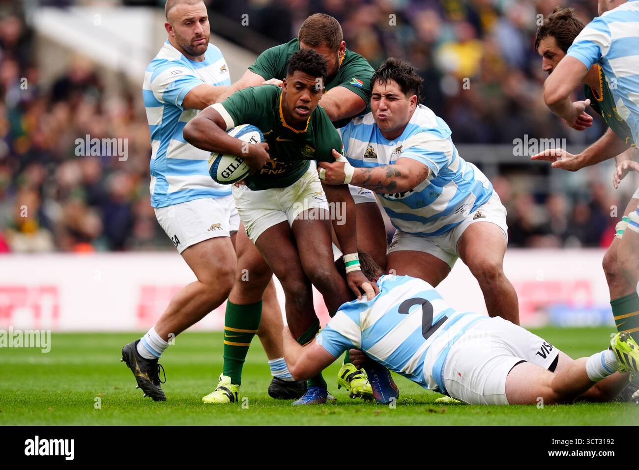 L'Africain du Sud Canan Moodie est attaqué par l'argentin Julian Montoya (en bas à droite) lors du match de rugby au stade Allianz de Londres. Date de la photo : samedi 4 octobre 2025. Banque D'Images