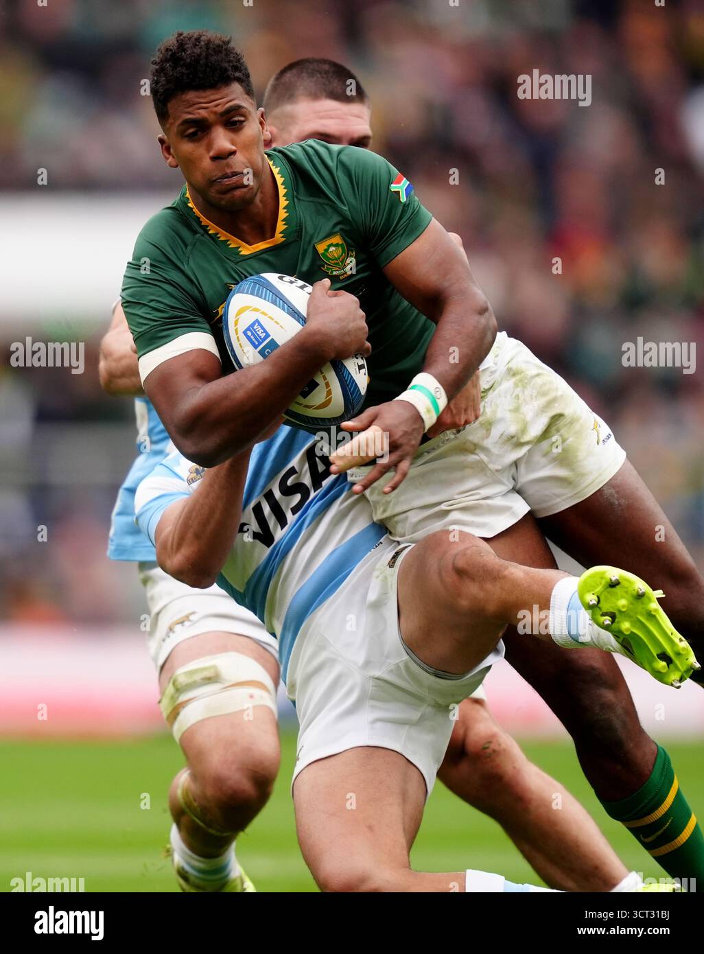 L'Africain du Sud Canan Moodie (devant) est attaqué par l'argentin Simon Benitez Cruz lors du match du championnat de rugby à l'Allianz Stadium de Londres. Date de la photo : samedi 4 octobre 2025. Banque D'Images