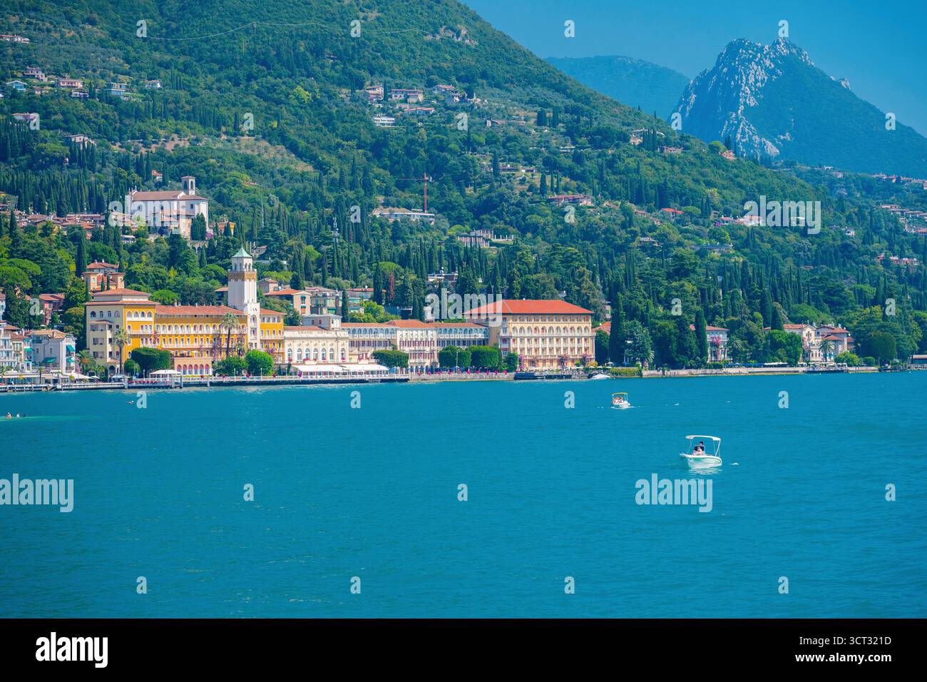 La petite ville de Gardone Riviera sur le coin sud-ouest du lac de Garde, Italie, montrant le Grand Hôtel et Hôtel Savoy Banque D'Images