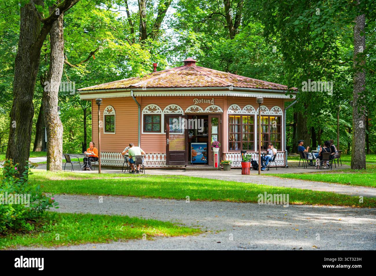Rotonde de Toomemägi (colline de la cathédrale), un bâtiment hexagonal en bois abritant un café traditionnel à Tartu, Estonie Banque D'Images