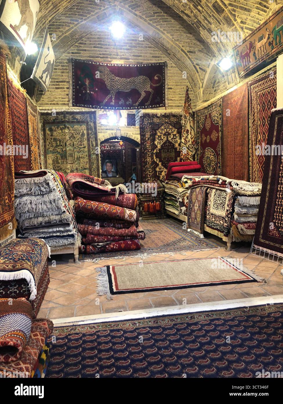 Magasin de tapis persan traditionnel à Vakil Bazaar, Shiraz, Iran, affichant des tapis et des kilims faits main colorés. Banque D'Images