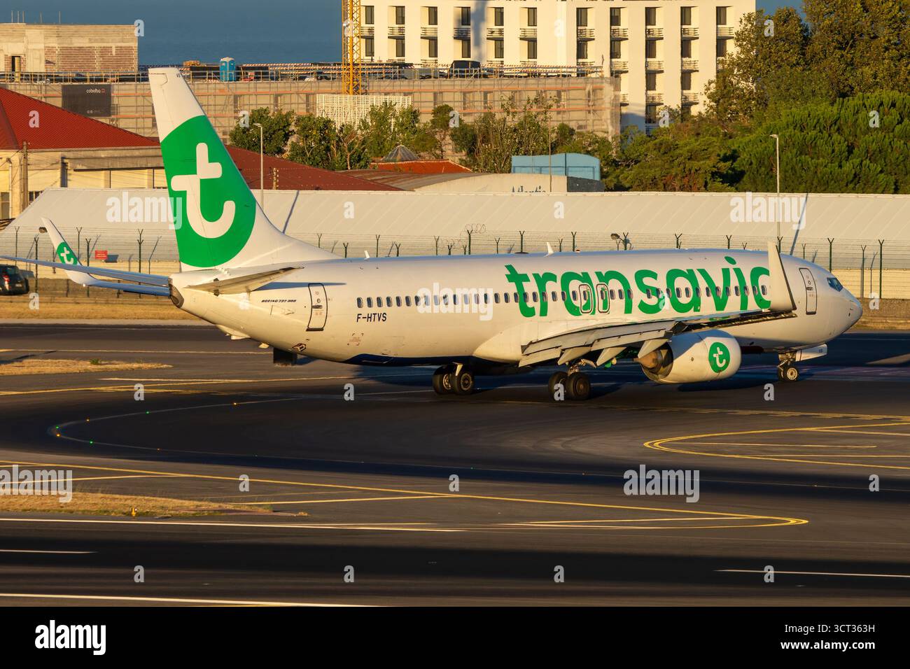 Avión de Línea Boeing 737 800 de la aerolínea de bajo coste Transavia France en el aeropuerto de Lisboa con matrícula F-HTVS Banque D'Images