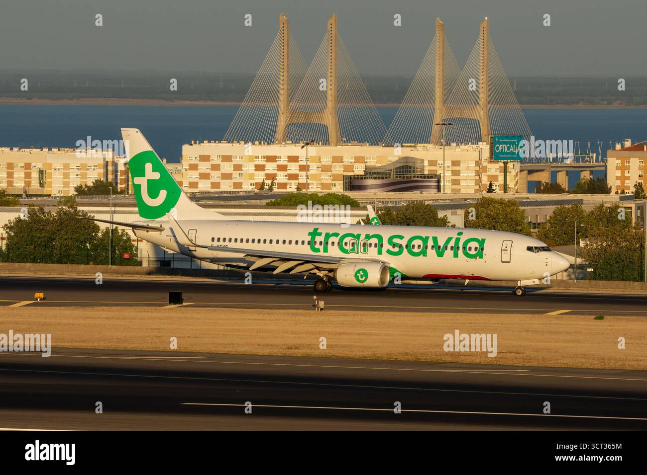 Avión de Línea Boeing 737 800 de la aerolínea de bajo coste Transavia France en el aeropuerto de Lisboa con matrícula F-HTVS Banque D'Images
