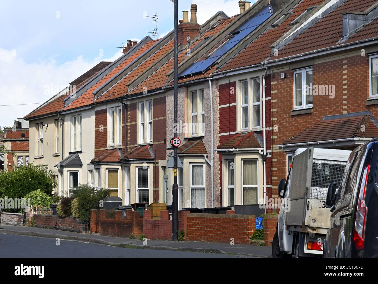 Rangée de maisons mitoyennes construites en briques, dont une avec des panneaux solaires sur le toit, Bishopston, Bristol, Royaume-Uni Banque D'Images
